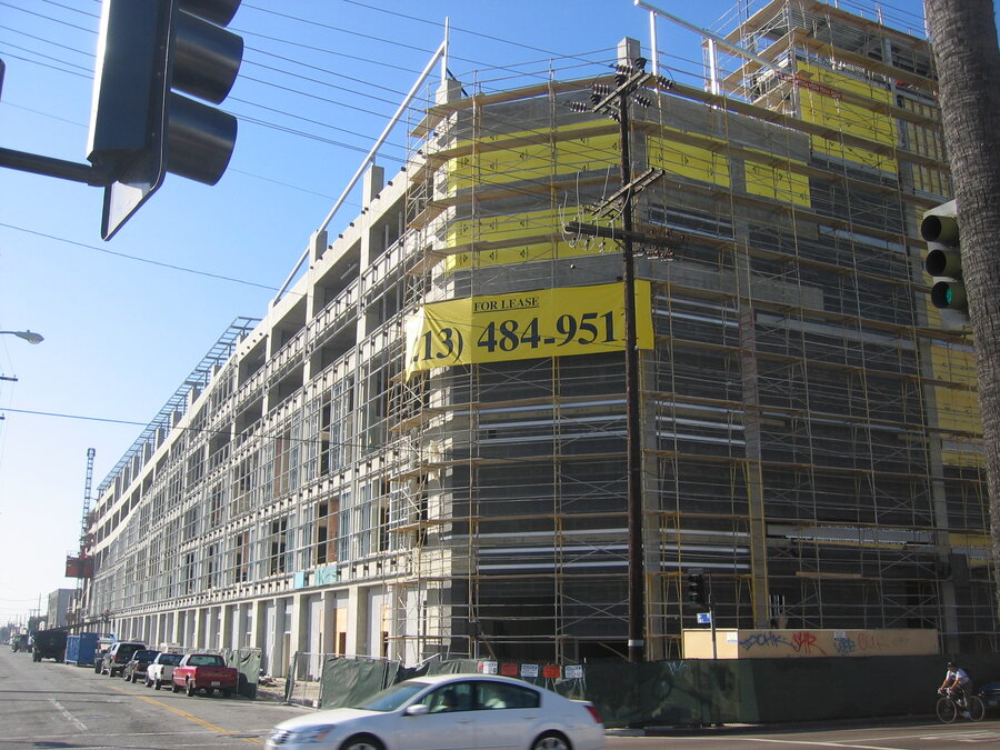 LA Face parking structure under construction